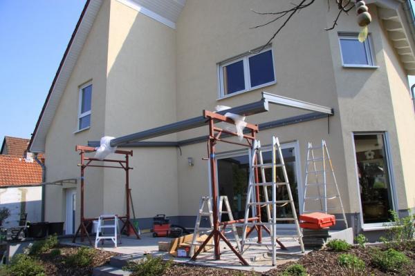 Terrassenüberdachung aus Glas und Aluminium in grau Montage 6