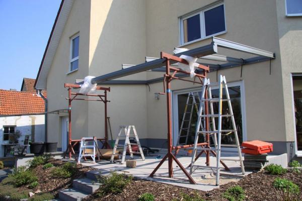 Terrassenüberdachung aus Glas und Aluminium in grau Montage 5