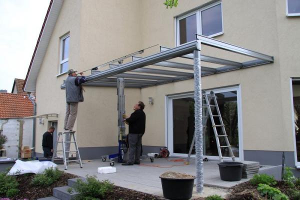 Terrassenüberdachung aus Glas und Aluminium in grau Montage