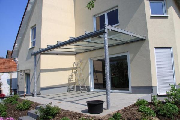 Terrassenüberdachung aus Glas und Aluminium in grau