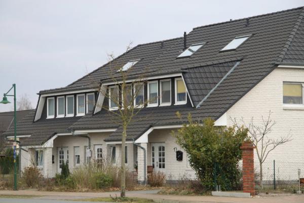 Reihenhaus mit Fenstern in weiß 