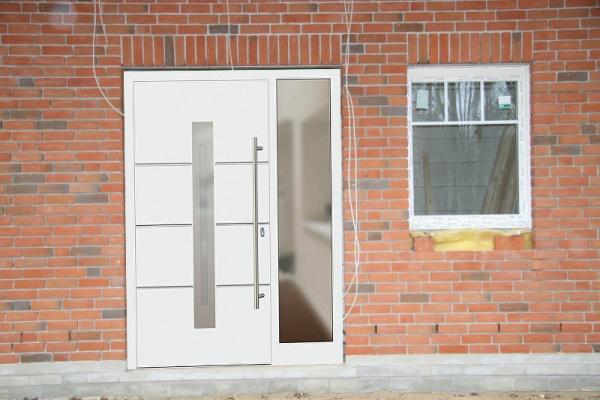 Haustür in weiß mit Seitenteil und Milchglas-Fenster