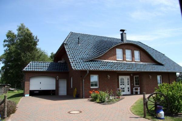 Einfamilienhaus mit Kunststoff-Sprossenfenstern und Haustür in weiß 2
