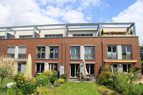 Aluminium Konstruktion für Markisen auf Reihenhaus und graue Fenster
