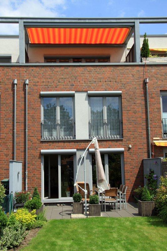 Markise orange-gelb-gestreift auf Dachterrasse 2