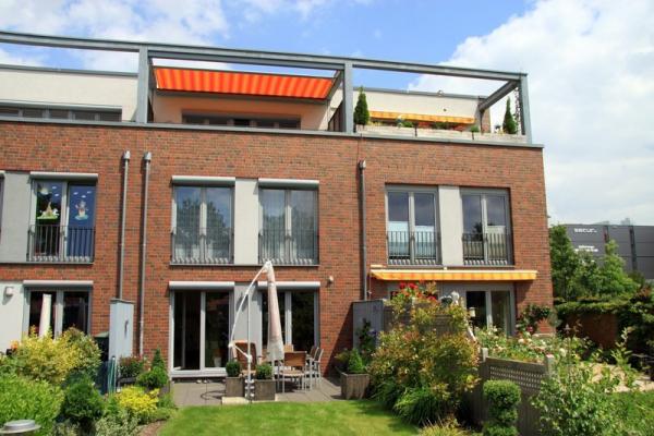 Fenster in hellgrau mit Rollladenkästen in Reihenhaus 2