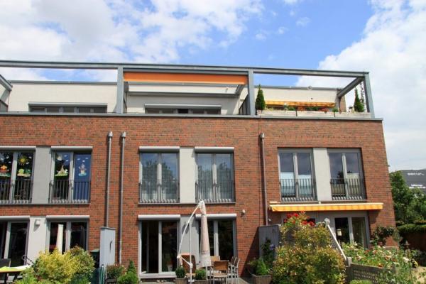 Fenster in hellgrau mit Rollladenkästen in Reihenhaus
