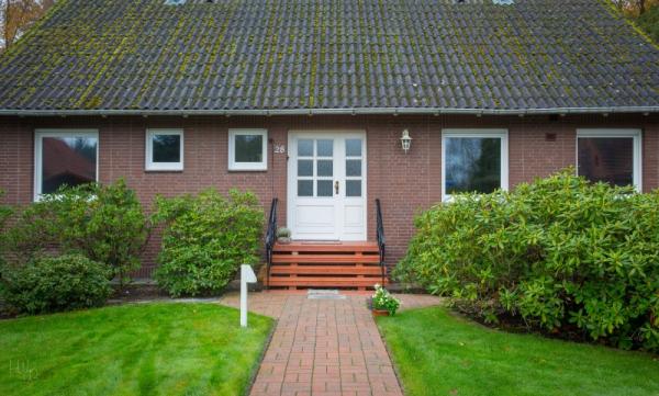 Haustür in weiß mit Sprossenfenster und Seitenteil