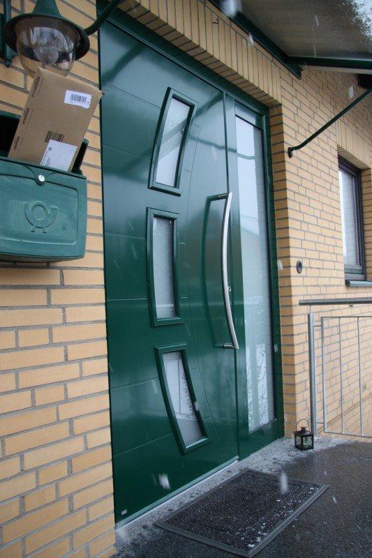 Haustür in dunkelgrün mit Seitenteil, Seitenansicht