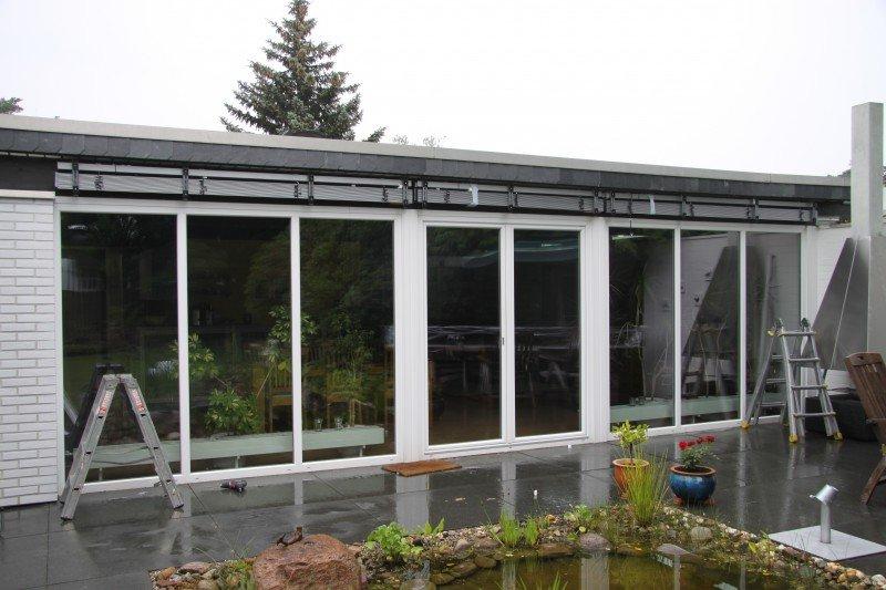 Fensterfront aus Kunststoff in weiß mit Jalousien
