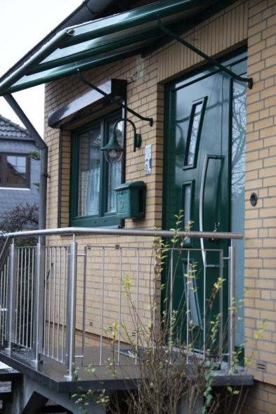Haustür in dunkelgrün und Fenster in gleicher Farbe