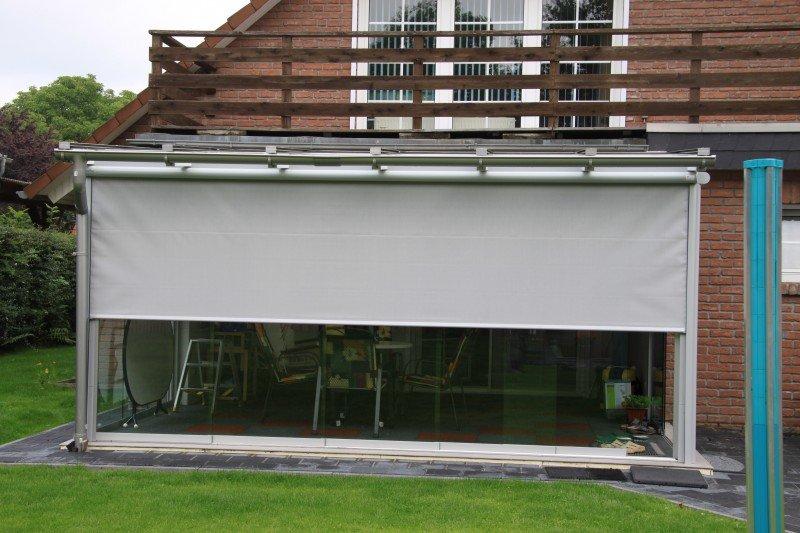 Raffstore in hellgrau an Wintergarten