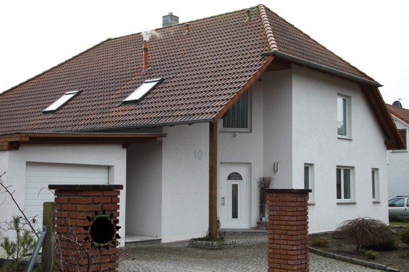Haustür und Fenster in weiß in Einfamilienhaus