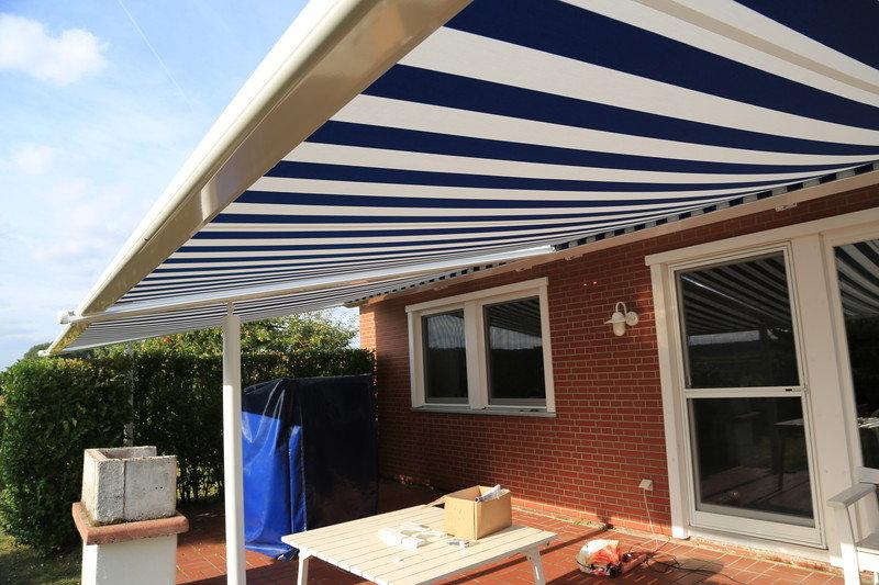Somfy Markise blau-weiß-gestreift