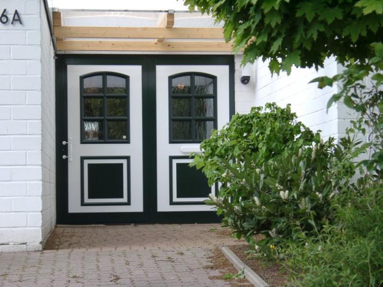 Haustür doppelflügelig in weiß mit schwarzen Applikationen