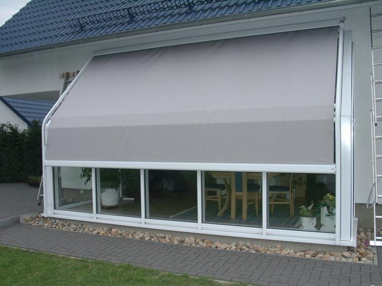 Raffstore in hellgrau an Wintergarten, Dach und Front
