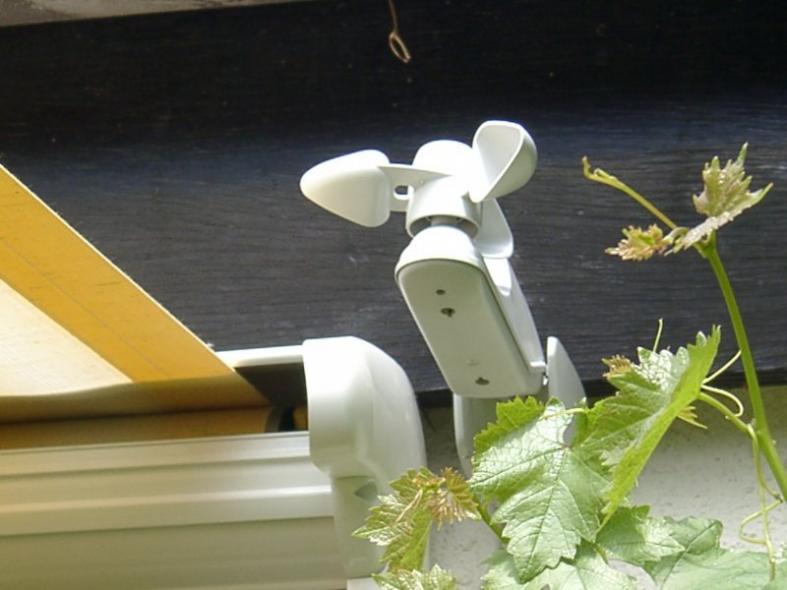 Windmessgerät neben Markise