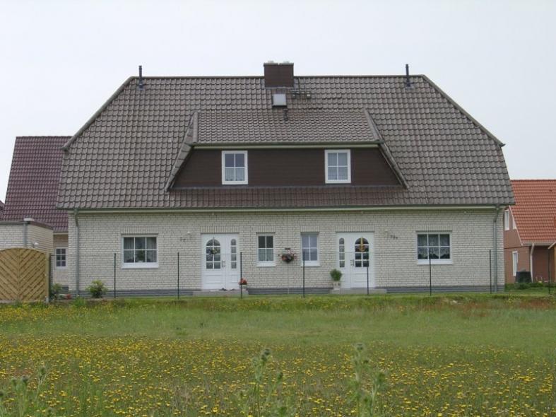Doppelhaus mit weißen Haustüren gespiegelt