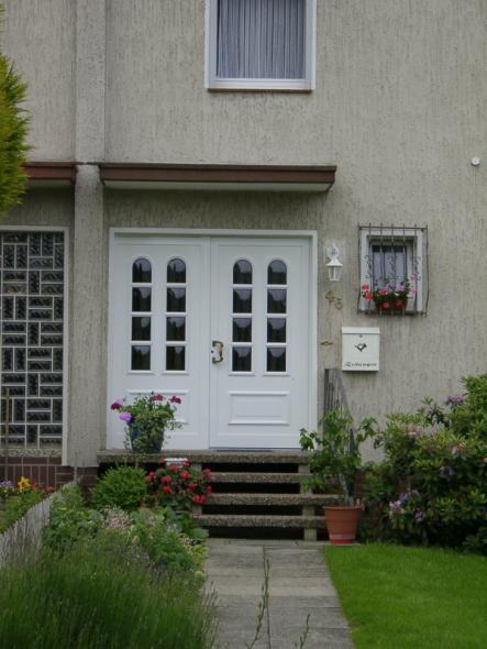 Haustür Doppelflügelig in weiß in Reihenhaus