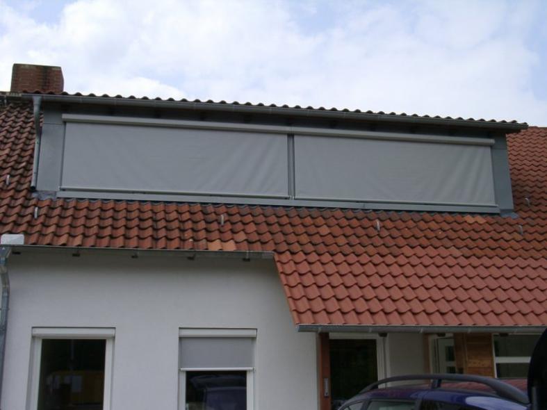 breite Raffstore in hellgrau