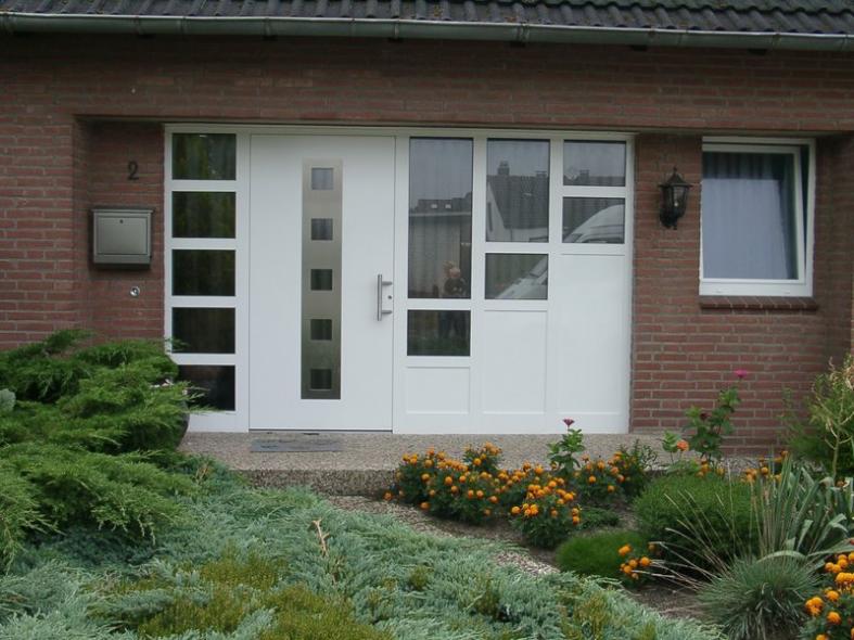 Kunststoff-Haustür in weiß mit Seitenteil links und Treppenlicht rechts