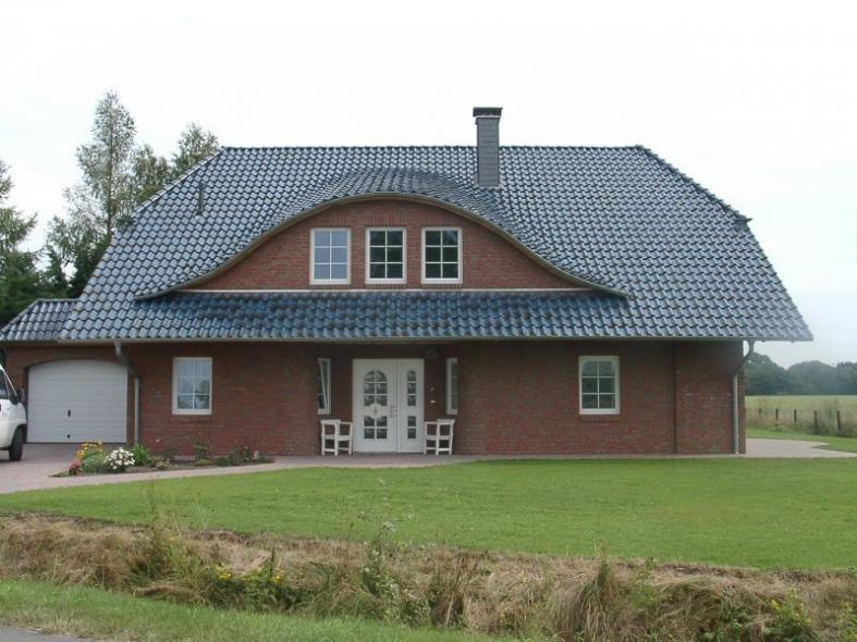 Einfamilienhaus mit Sprossenfenstern und Haustür in weiß