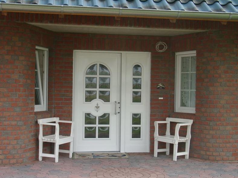 Eingangsbereich mit Haustür in weiß und Sprossenfenstern