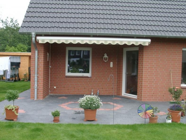 Terrassentür und Fenster in weiß mit Markise