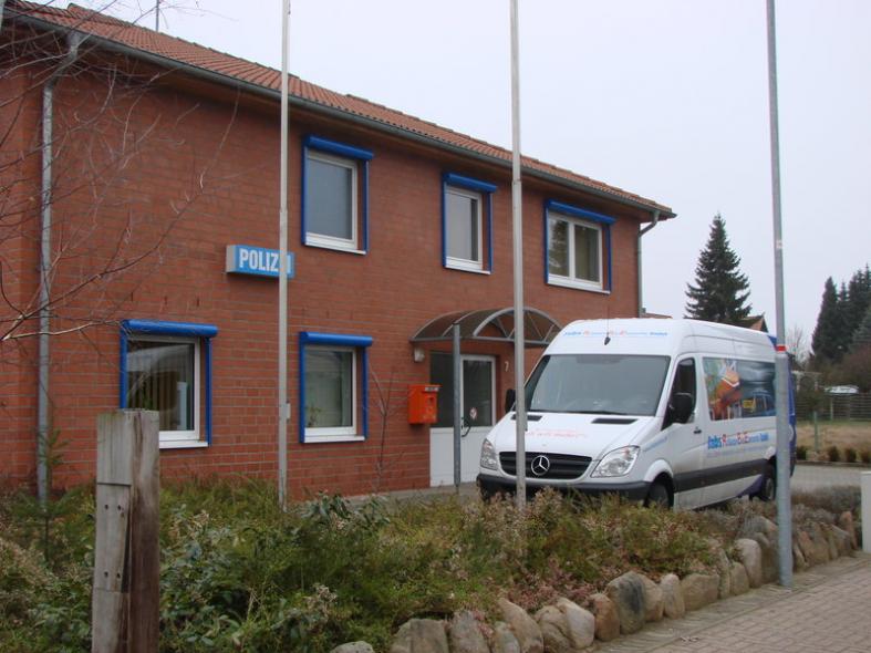 Rollladenkästen in blau an Polizeirevier 2