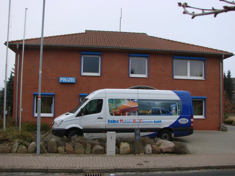 Rollladenkästen in blau an Polizeirevier 3