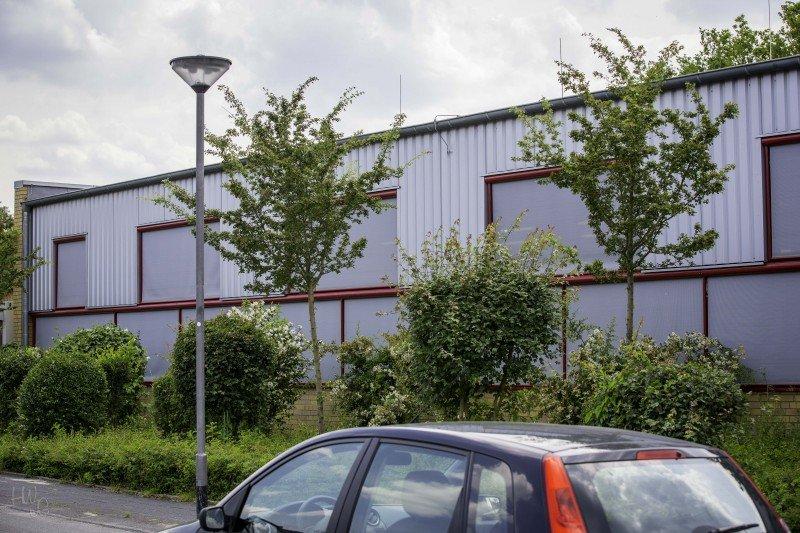 Raffstore in hellgrau