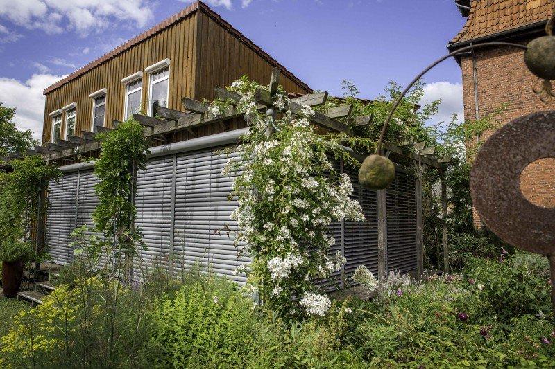 Jalousien geschlossen an Wintergarten