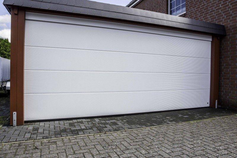 Terrassentor in weiß mit strukturierter Oberfläche