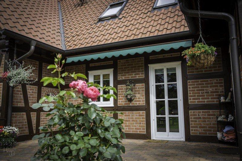 Markise in türkis und Terrassentür in weiß
