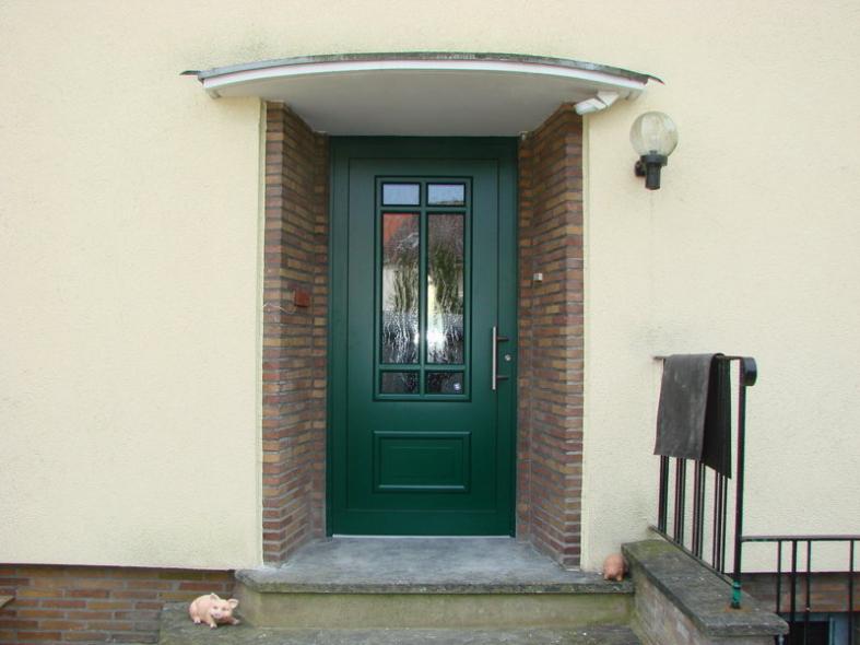 Haustür in dunkelgrün mit Sprossenfenster 
