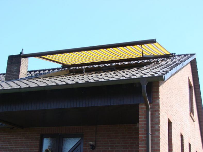 Markise über integrierten Balkon
