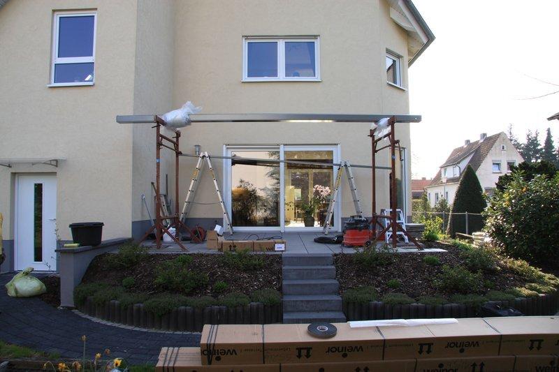 Terrassenüberdachung aus Glas und Aluminium in grau Montage 8