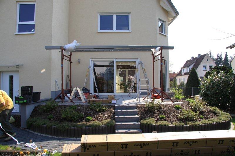 Terrassenüberdachung aus Glas und Aluminium in grau Montage 7
