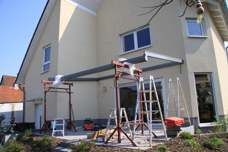 Terrassenüberdachung aus Glas und Aluminium in grau Montage 6