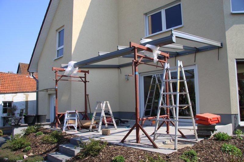 Terrassenüberdachung aus Glas und Aluminium in grau Montage 5
