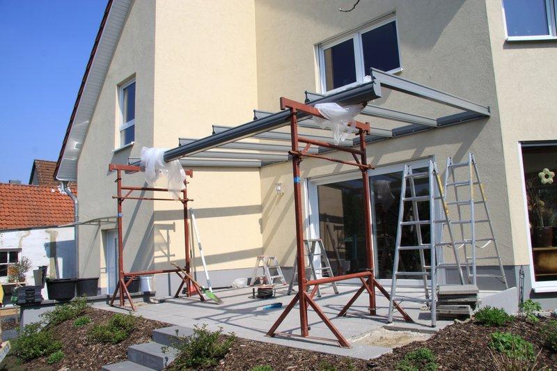 Terrassenüberdachung aus Glas und Aluminium in grau Montage 4