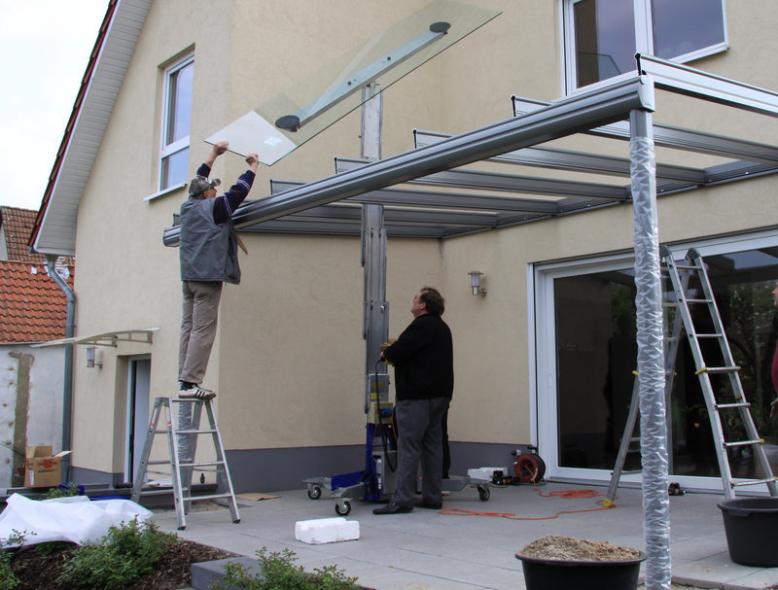Terrassenüberdachung aus Glas und Aluminium in grau Montage 3