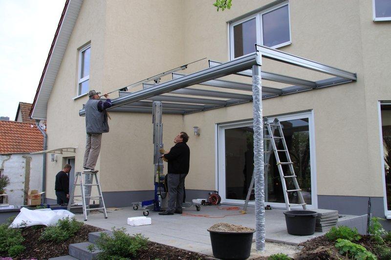 Terrassenüberdachung aus Glas und Aluminium in grau Montage