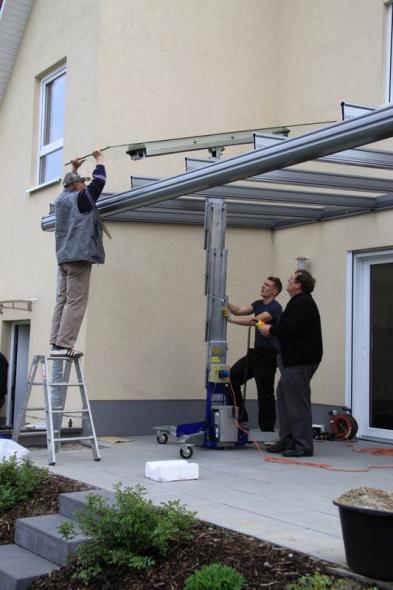 Terrassenüberdachung aus Glas und Aluminium in grau Montage 2