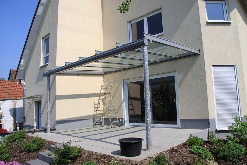 Terrassenüberdachung aus Glas und Aluminium in grau