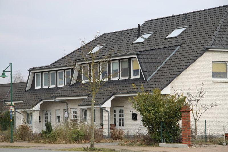 Reihenhaus mit Fenstern in weiß