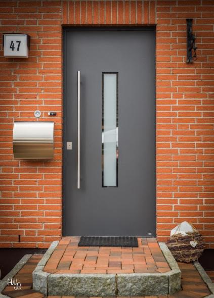 Haustür in Anthrazit mit Stangengriff