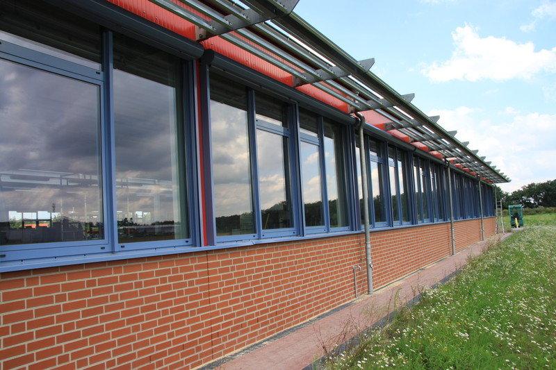 Fenster in hellblau an Fabrikhalle