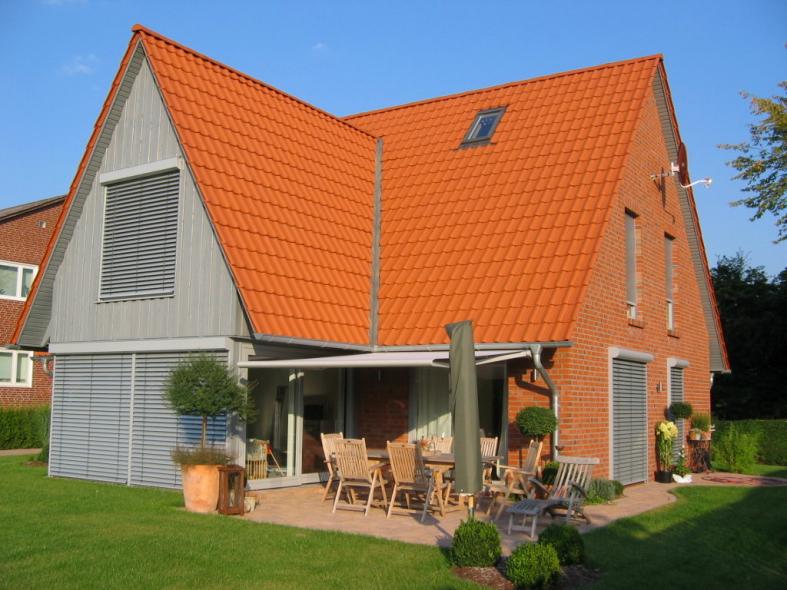Jalousien an Einfamilienhaus für Fenster und Terrassentür