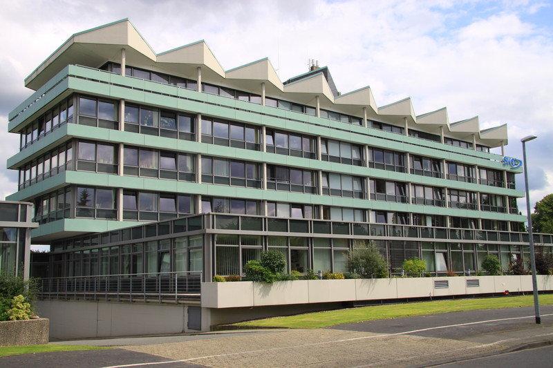 Fenster in dunkelgrau in Bürogebäude
